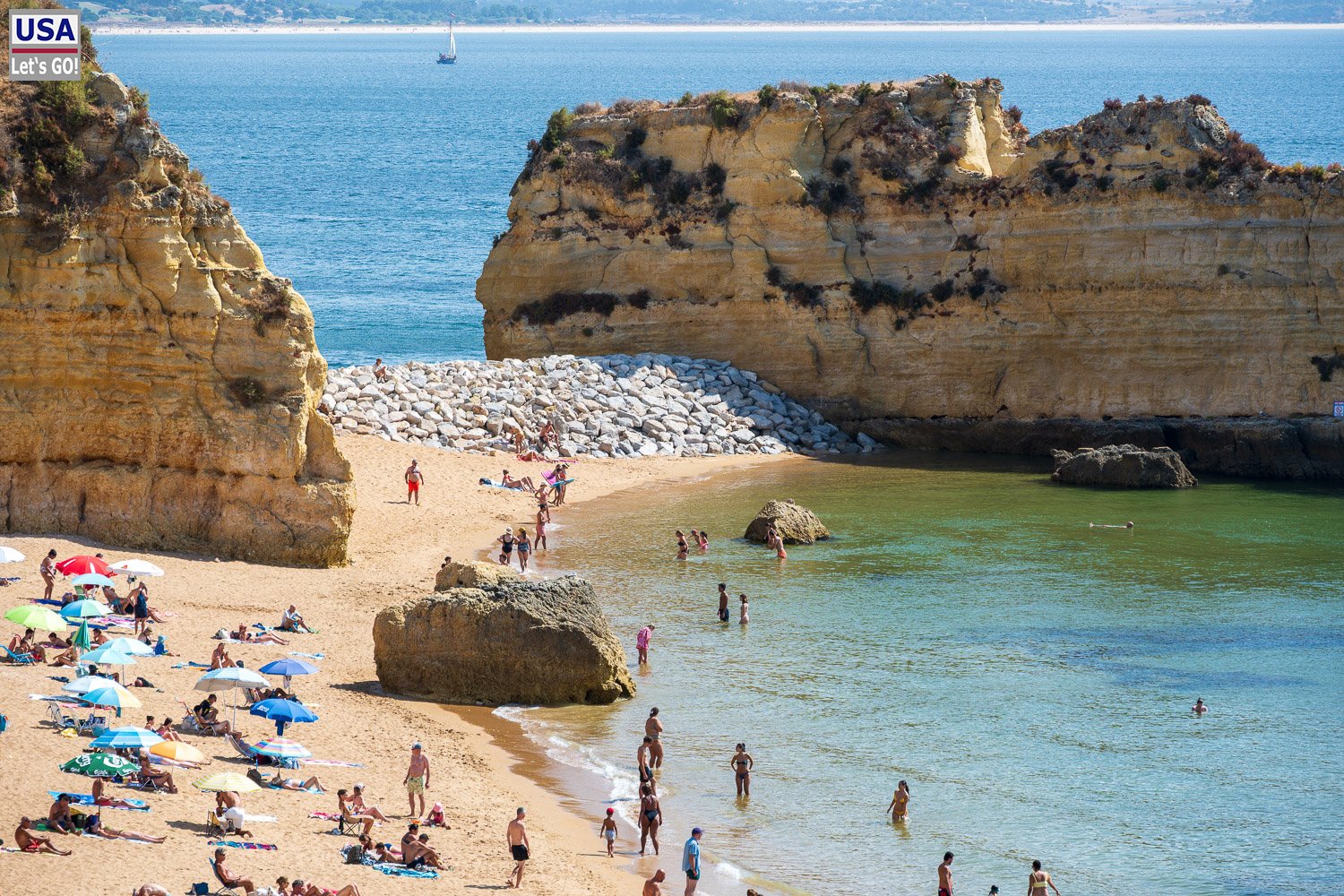 Felsentor und Strand an der Praia de Dona Ana