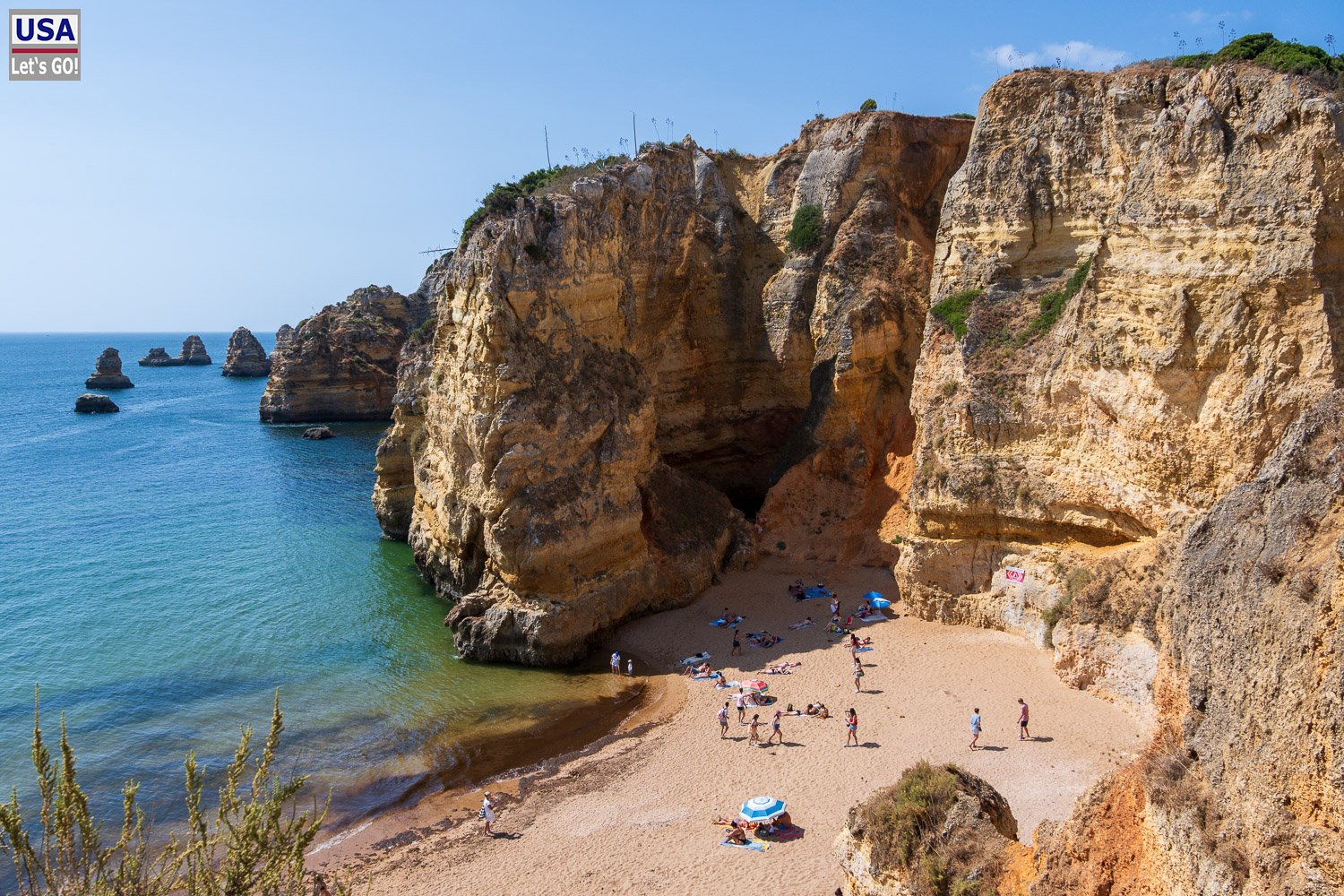 Felsen und Strand der Praia de Dona Ana