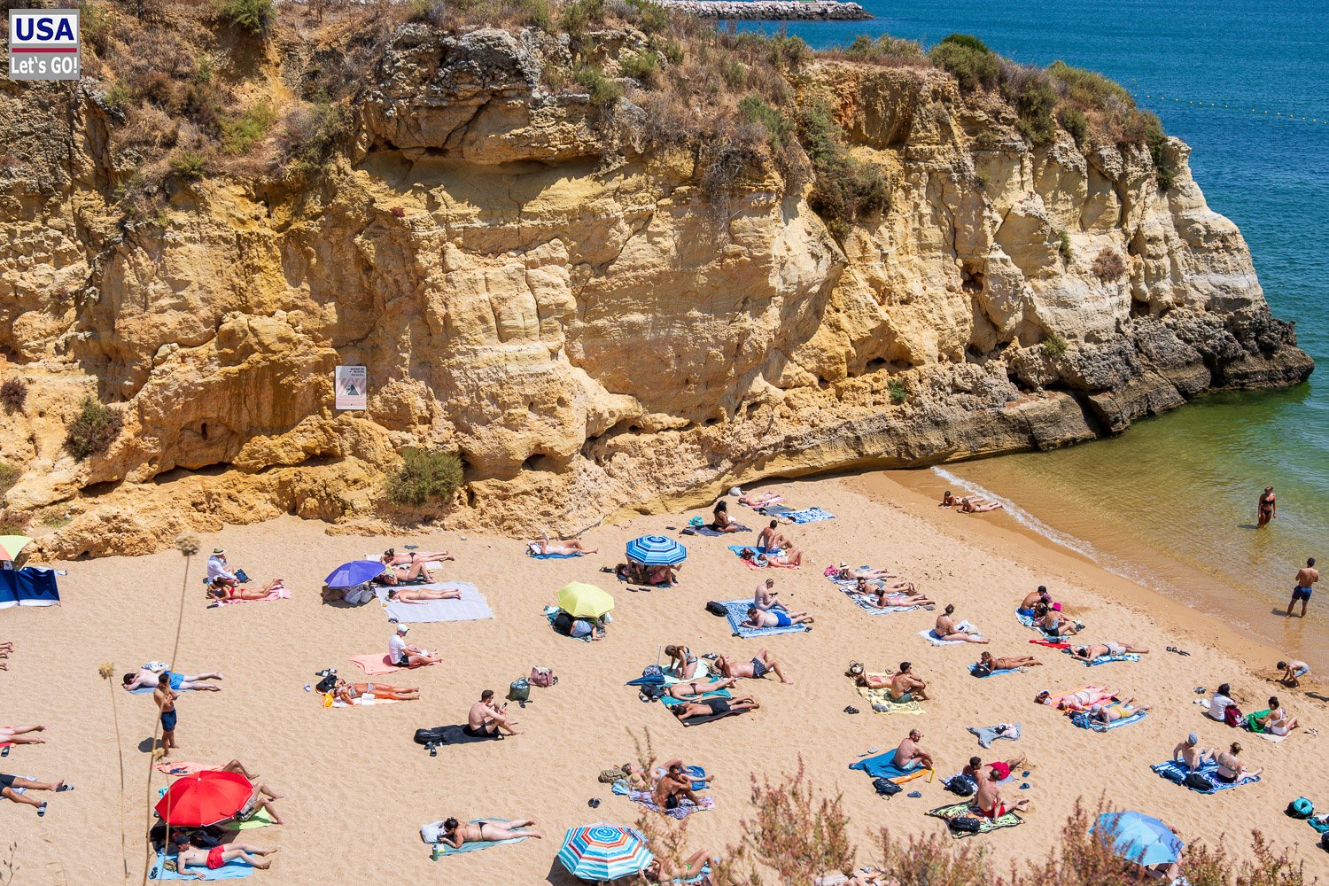 Belebter Strand der Praia da Batata