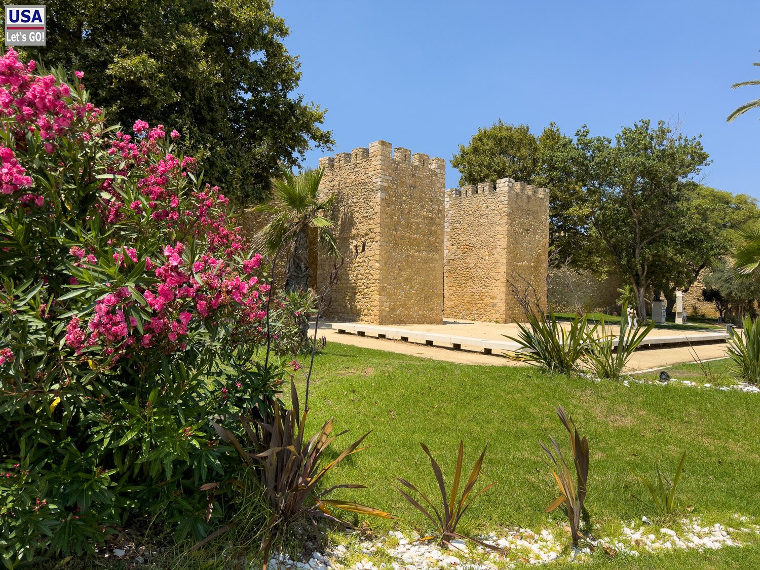 Mittelalterliche Stadtmauer von Lagos mit blühendem Oleander
