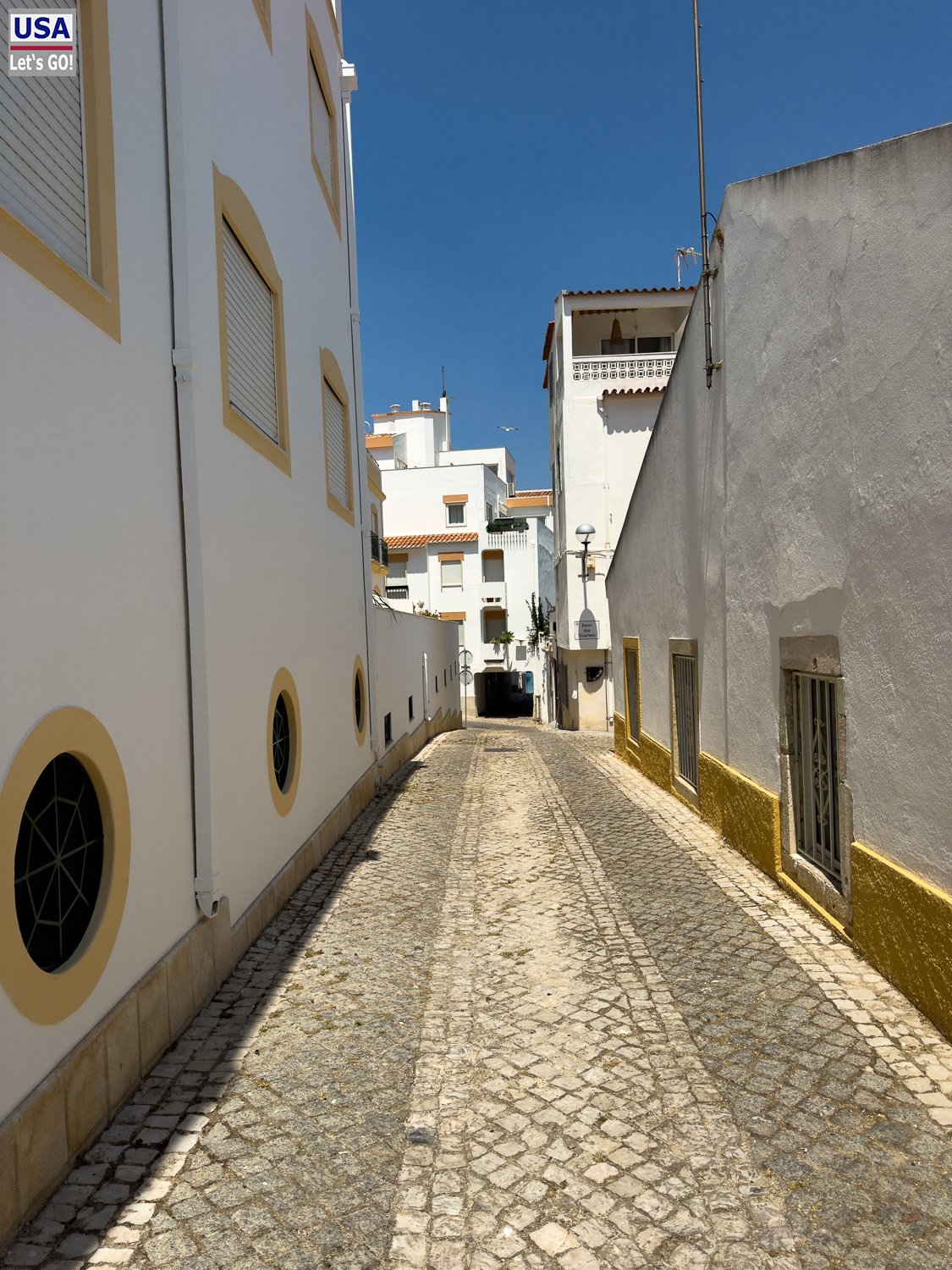 Gasse mit weißen Häusern in der Altstadt von Lagos