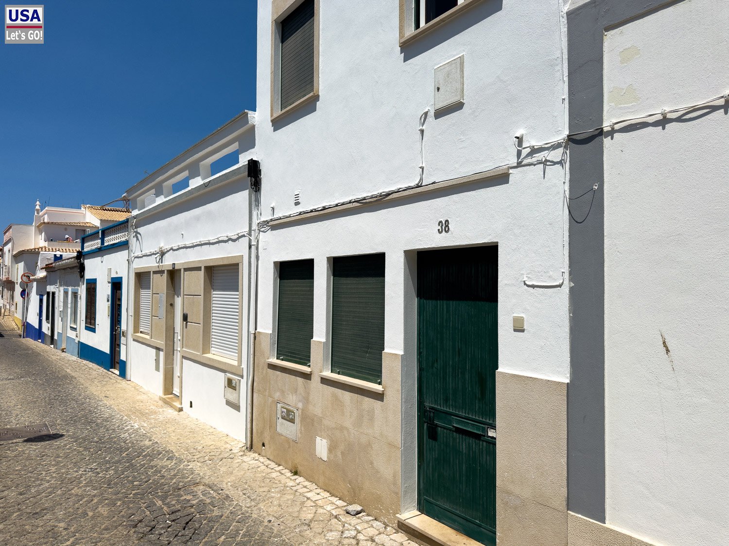 Weiß getünchte Häuser in einer Gasse von Lagos
