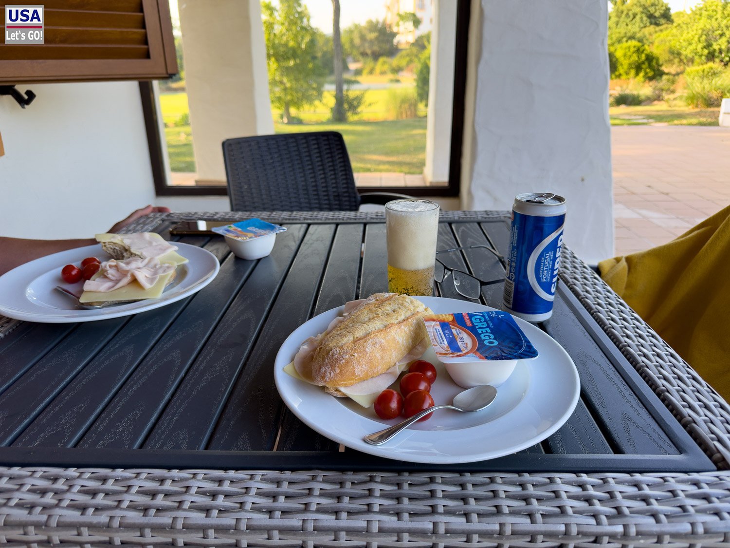 Abendessen aus dem Supermarkt auf der Terrasse