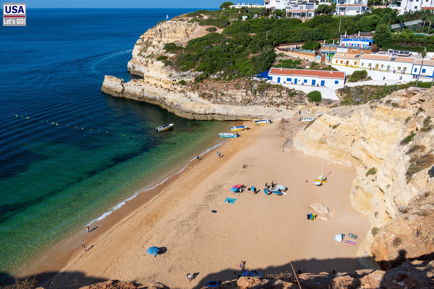 Praia de Benagil mit dem Ort auf den Klippen