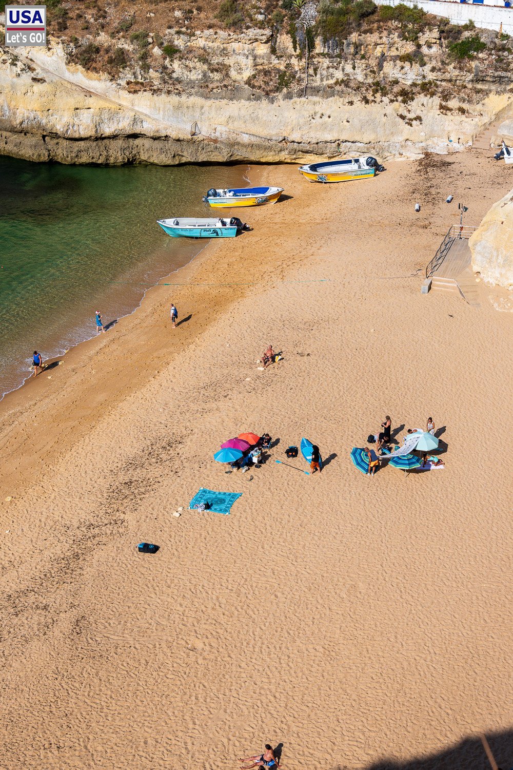 Strand von Benagil von oben mit Booten am Ufer