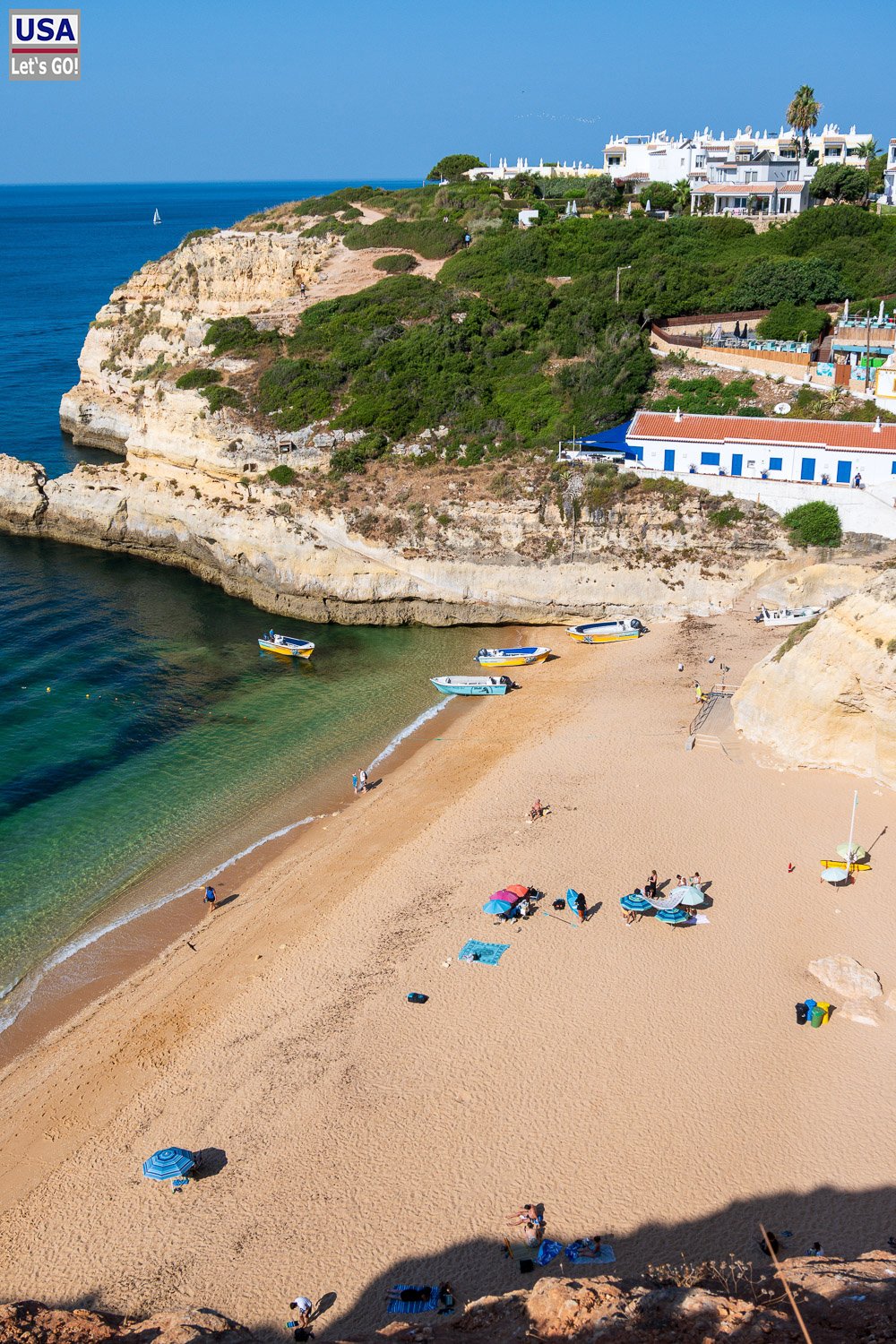 Praia de Benagil zwischen den Felsen von oben