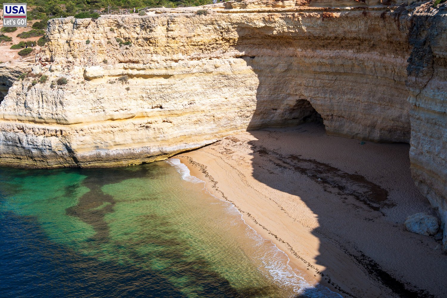 Versteckter Strand unter den Klippen bei Benagil