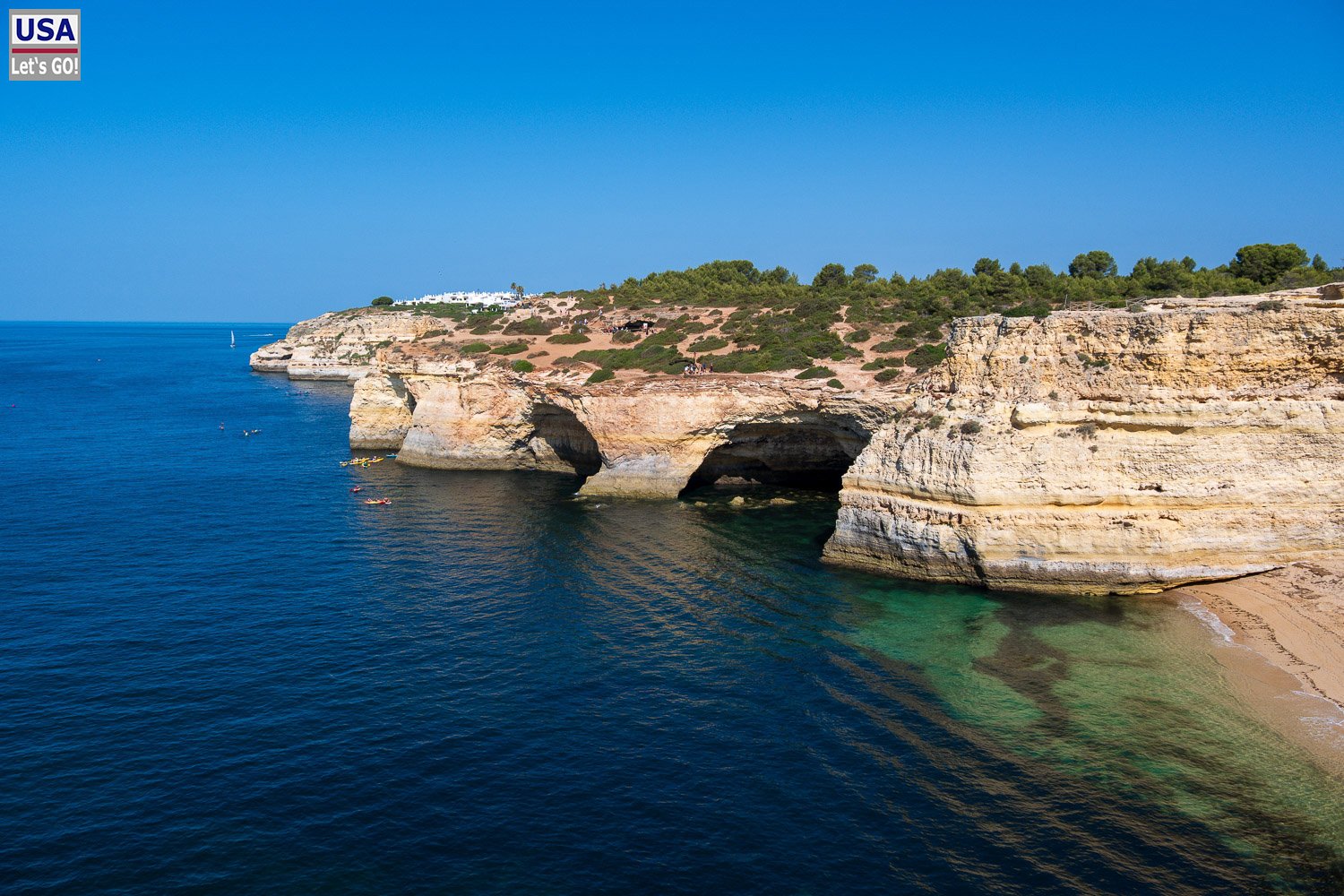 Kalksteinfelsen und klares Wasser an der Algarve