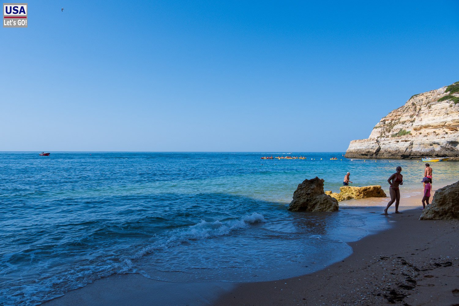 Badende an der Praia de Benagil