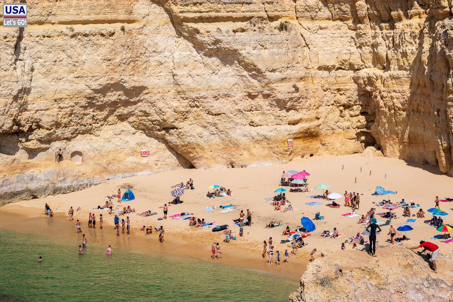 Praia do Carvalho zwischen hohen Klippen