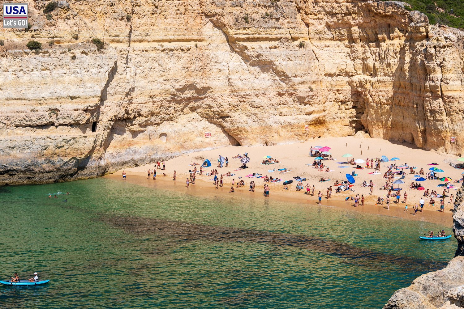 Kalksteinwände über der Praia do Carvalho
