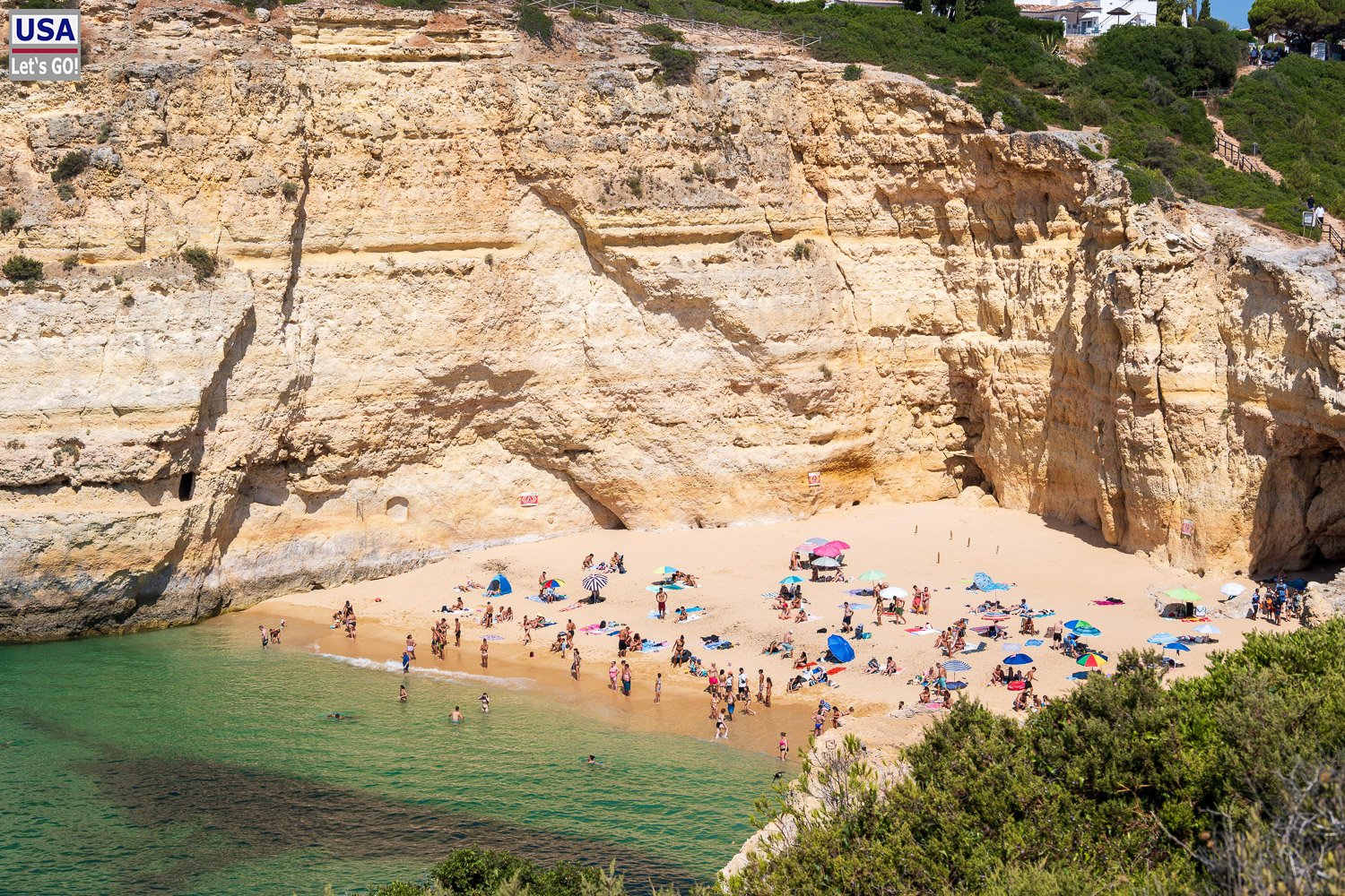 Grünes Wasser vor der Praia do Carvalho