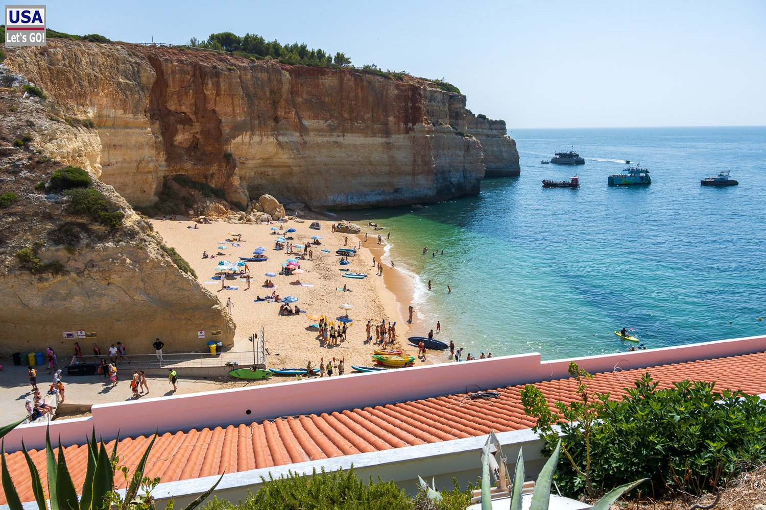 Praia de Benagil von oben mit Booten in der Bucht