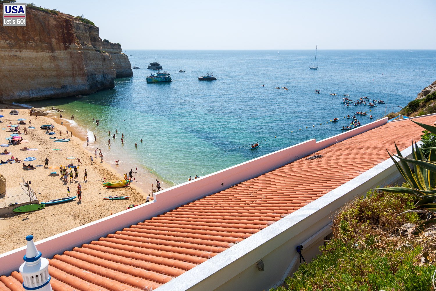 Blick über ein Ziegeldach auf die Praia de Benagil