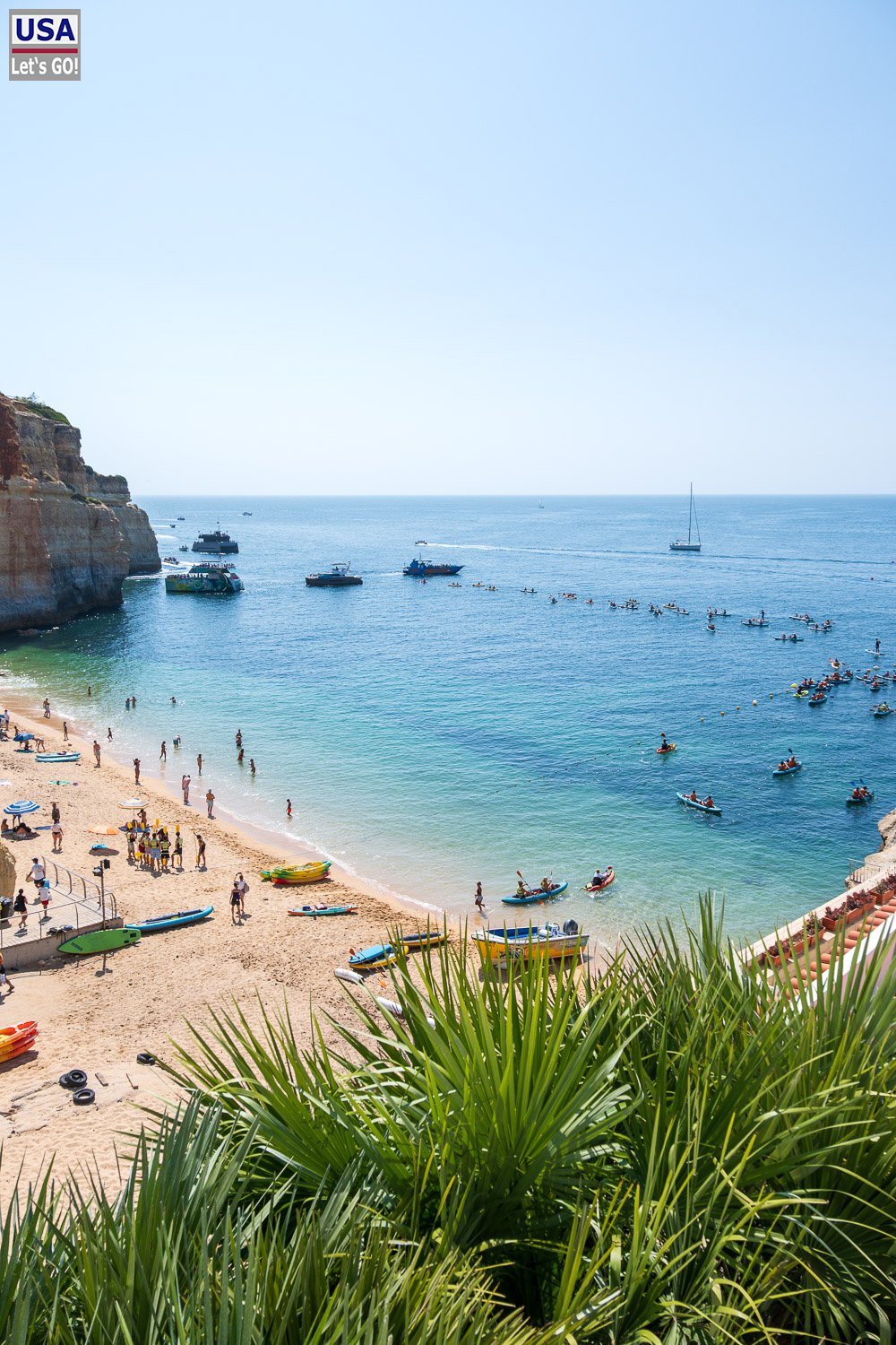 Praia de Benagil von oben, im Vordergrund Palmen