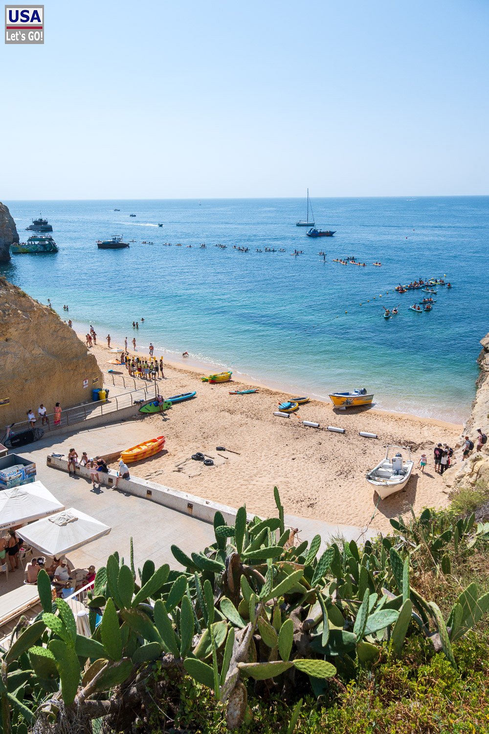 Strand von Benagil mit Kakteen im Vordergrund