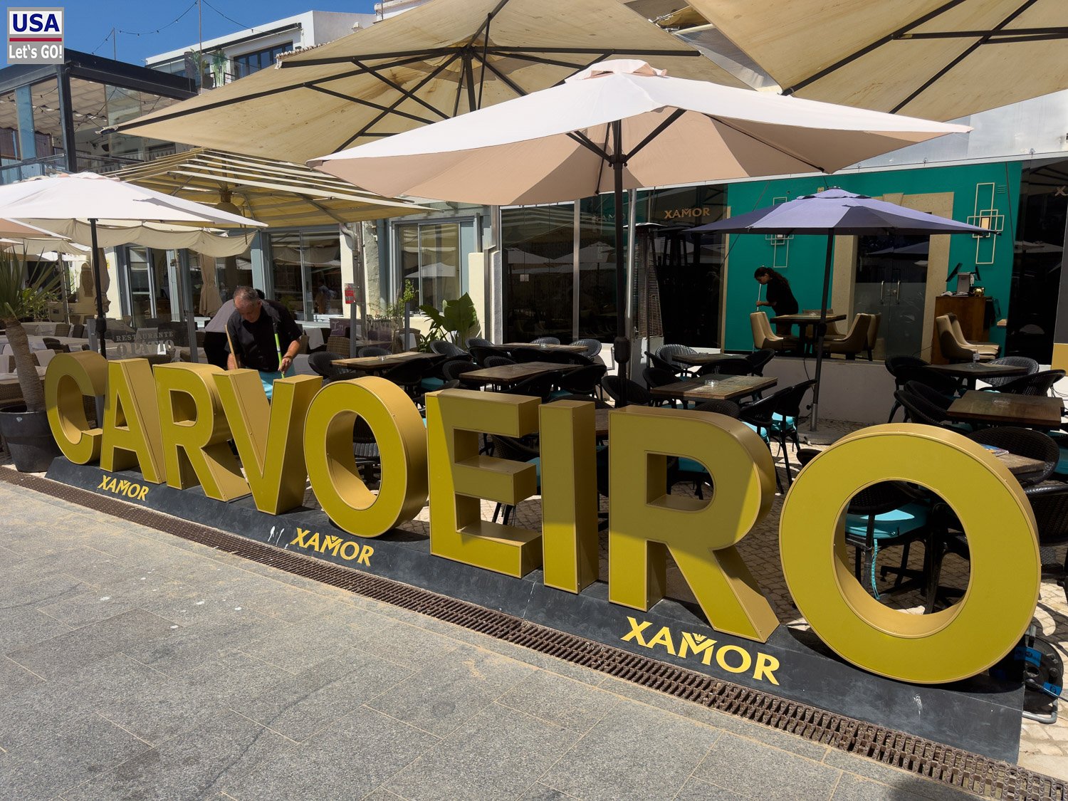 Großer Carvoeiro-Schriftzug am Hauptplatz
