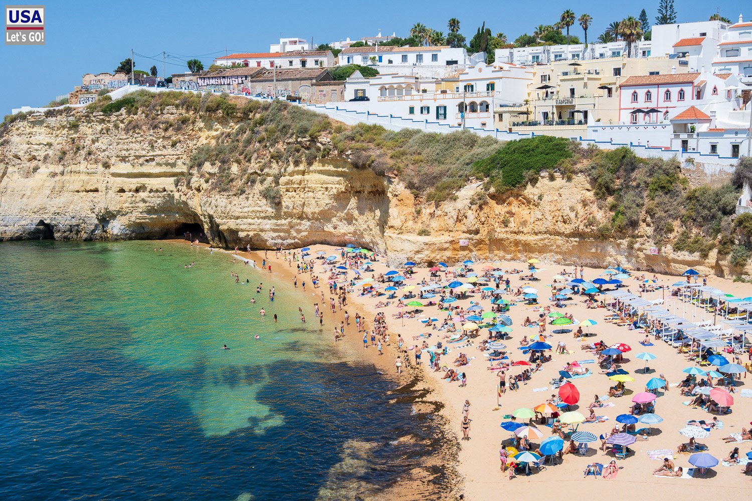 Bucht von Carvoeiro mit klarem Wasser
