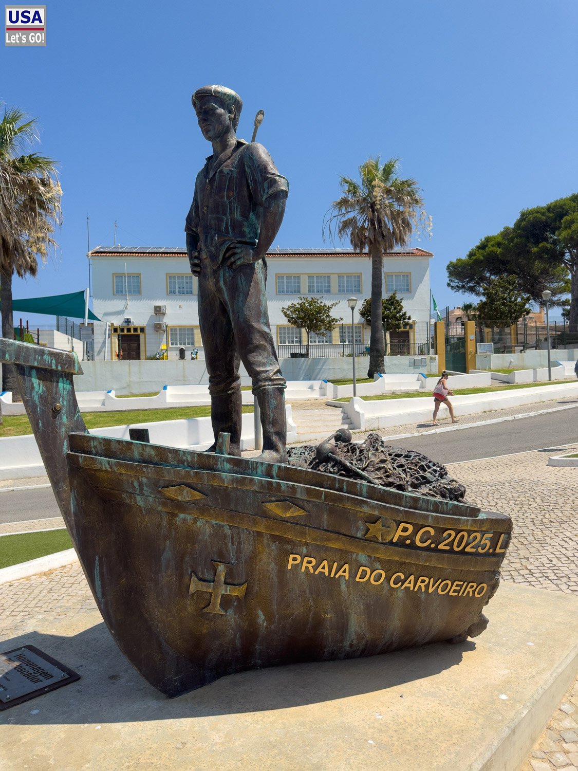 Statue eines Fischers auf einem Boot in Carvoeiro