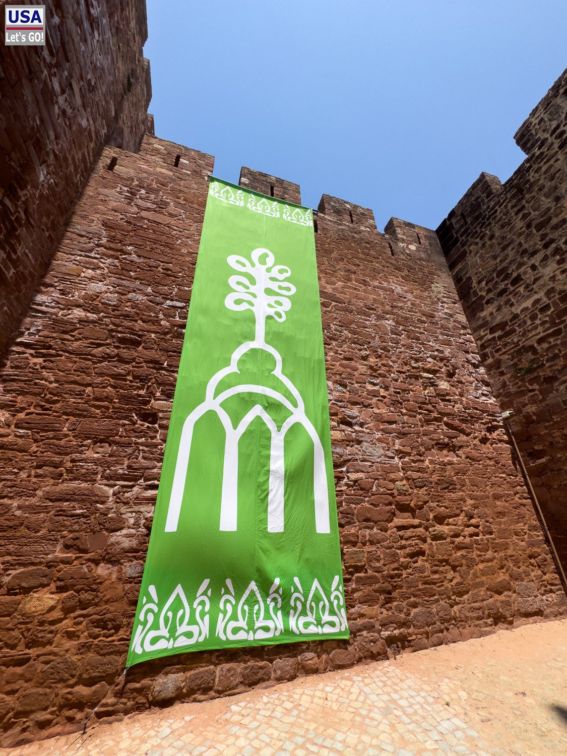Wehrturm aus rotem Sandstein im Castelo de Silves