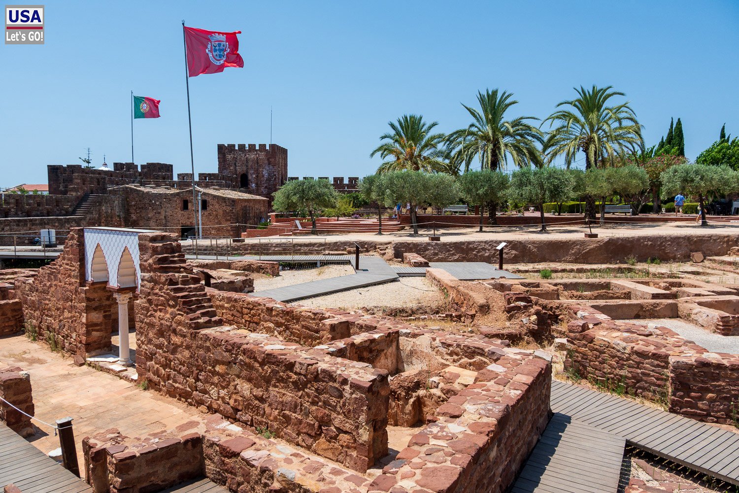 Mauerreste und Palmen im Castelo de Silves