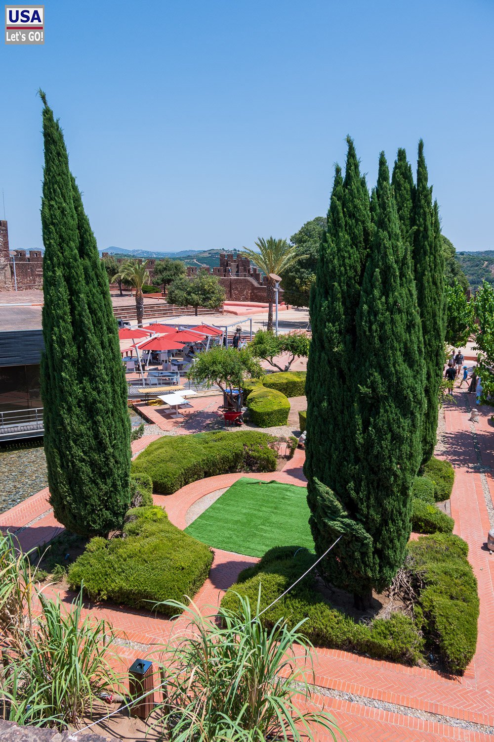 Zypressen im Garten des Castelo de Silves