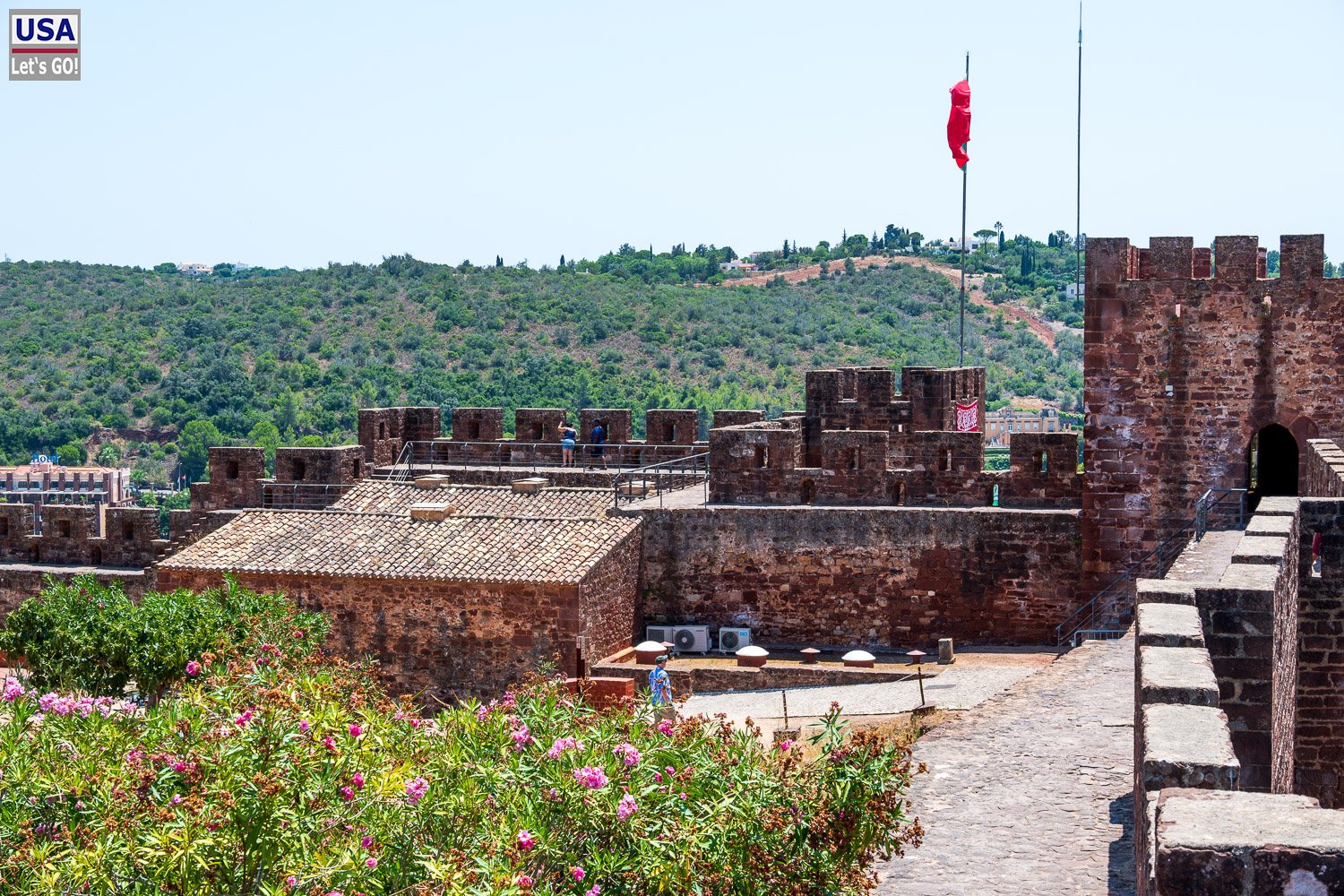 Burgmauer von Silves mit blühenden Sträuchern