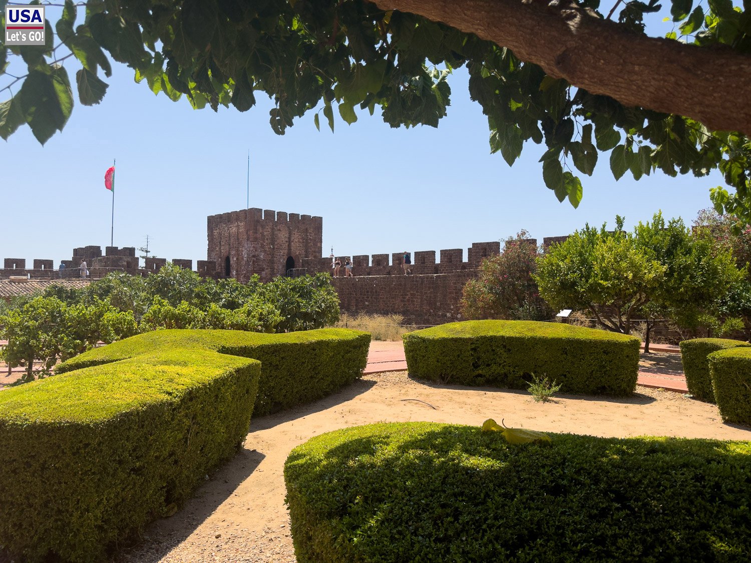 Heckengarten vor dem Turm des Castelo de Silves
