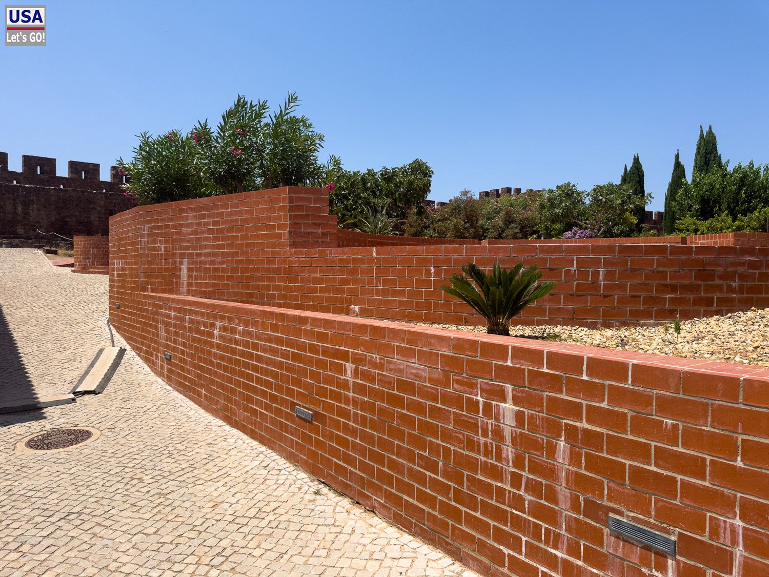 Weg an der Mauer des Castelo de Silves