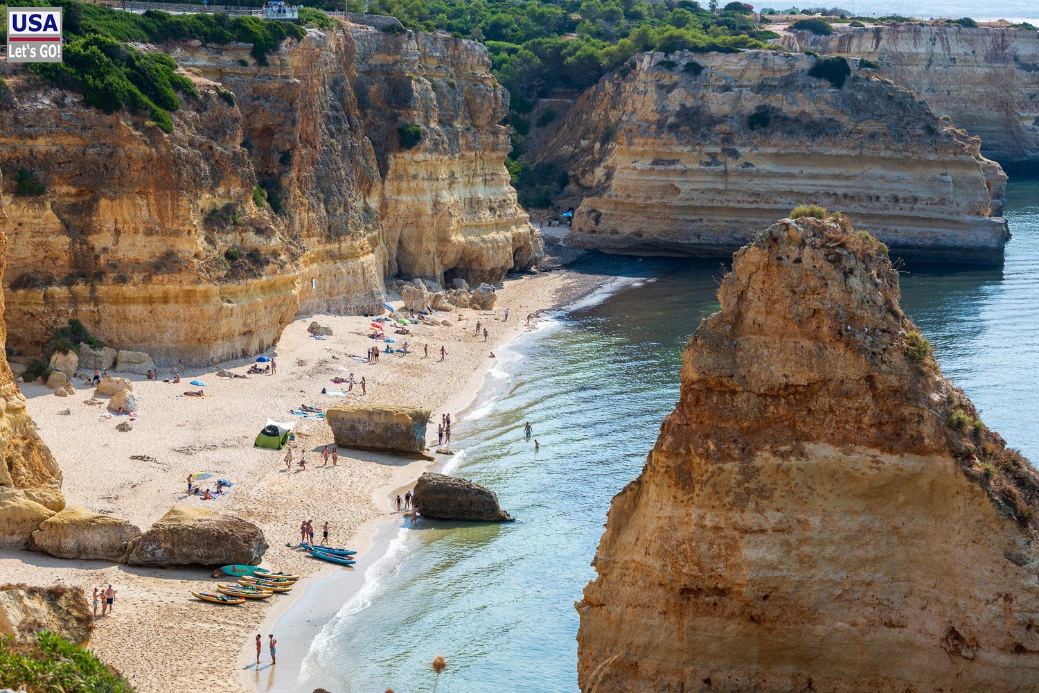 Praia da Marinha zwischen Felsen von oben