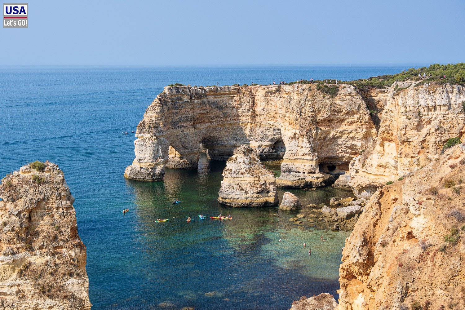 Felsnadeln vor der Küste bei der Praia da Marinha