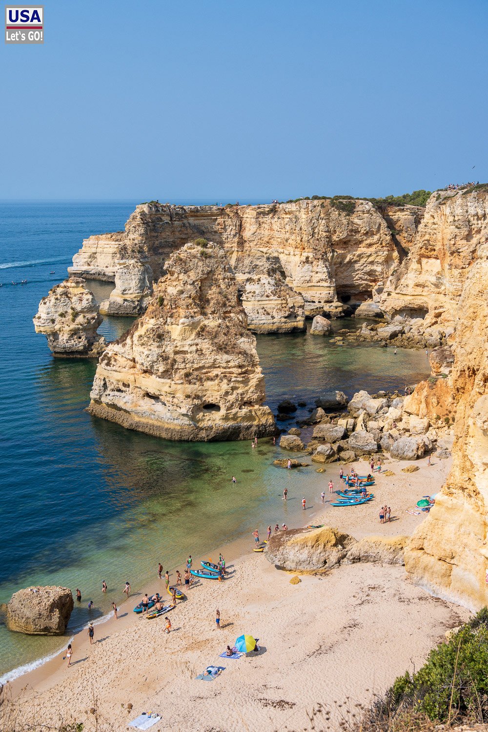 Bucht der Praia da Marinha im Hochformat