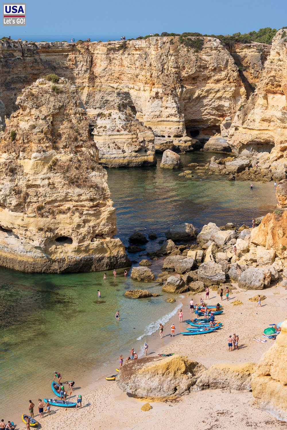 Felsen und Strand der Praia da Marinha