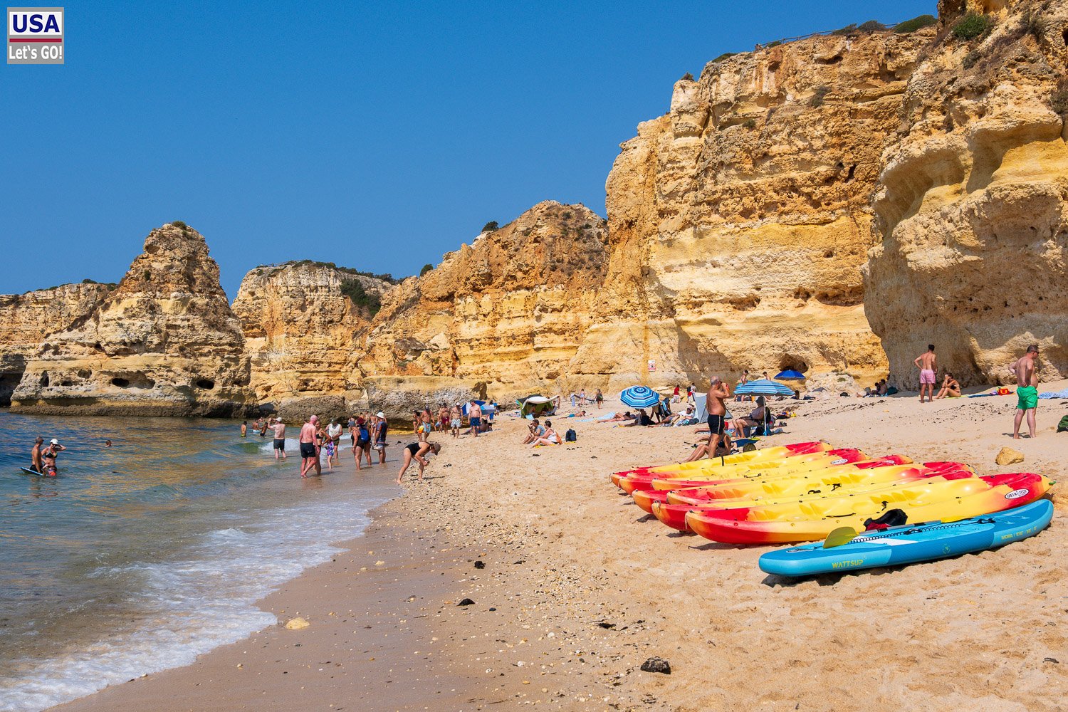 Tretboote am Strand der Praia da Marinha