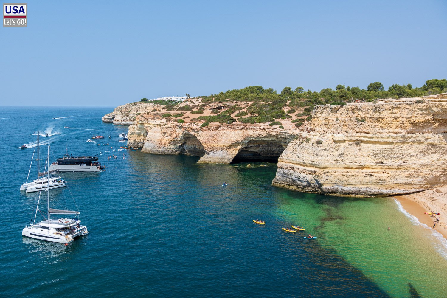 Segelboote vor den Klippen der Algarve