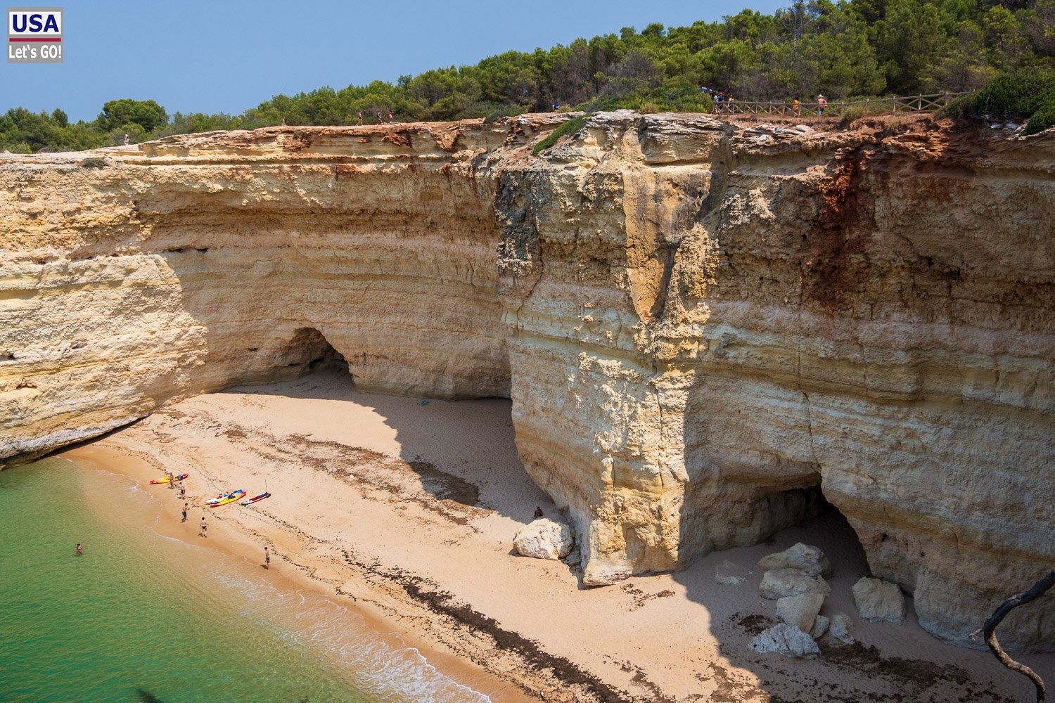 Höhle und Strand in den Klippen beim Weg zurück nach Benagil