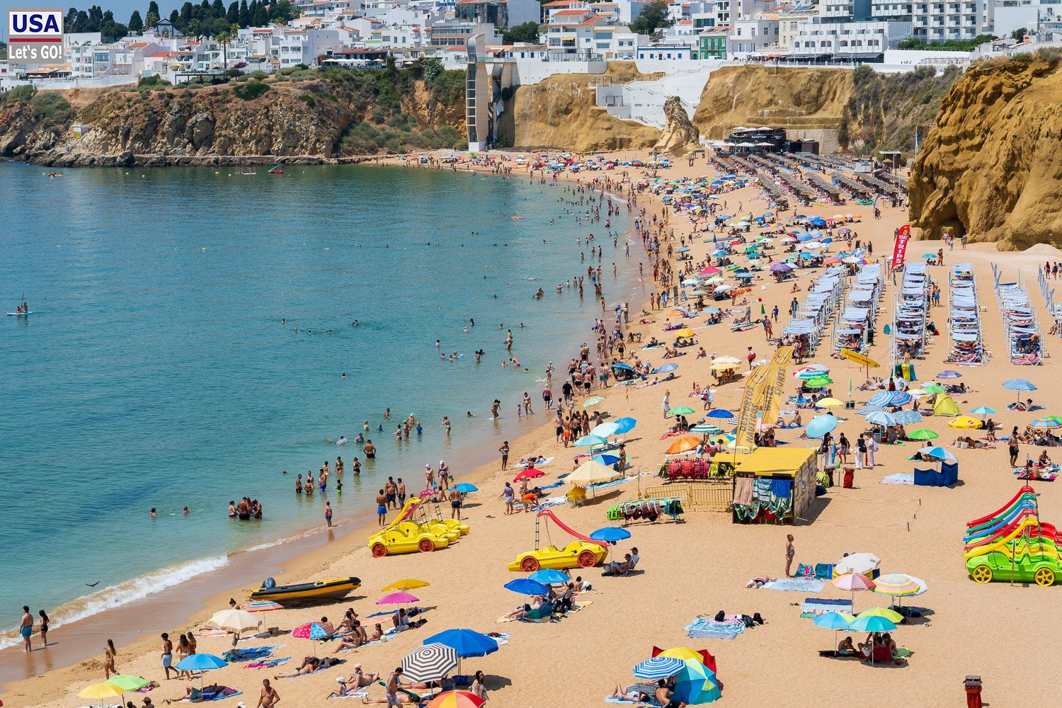 Voller Stadtstrand von Albufeira