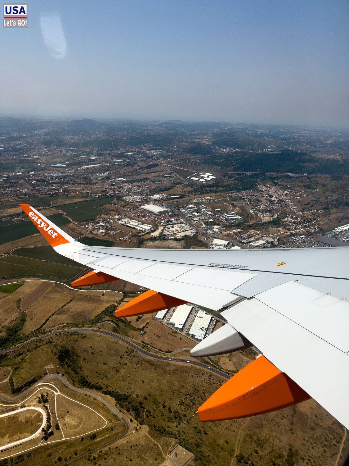 Tragfläche über der Landschaft bei Lissabon