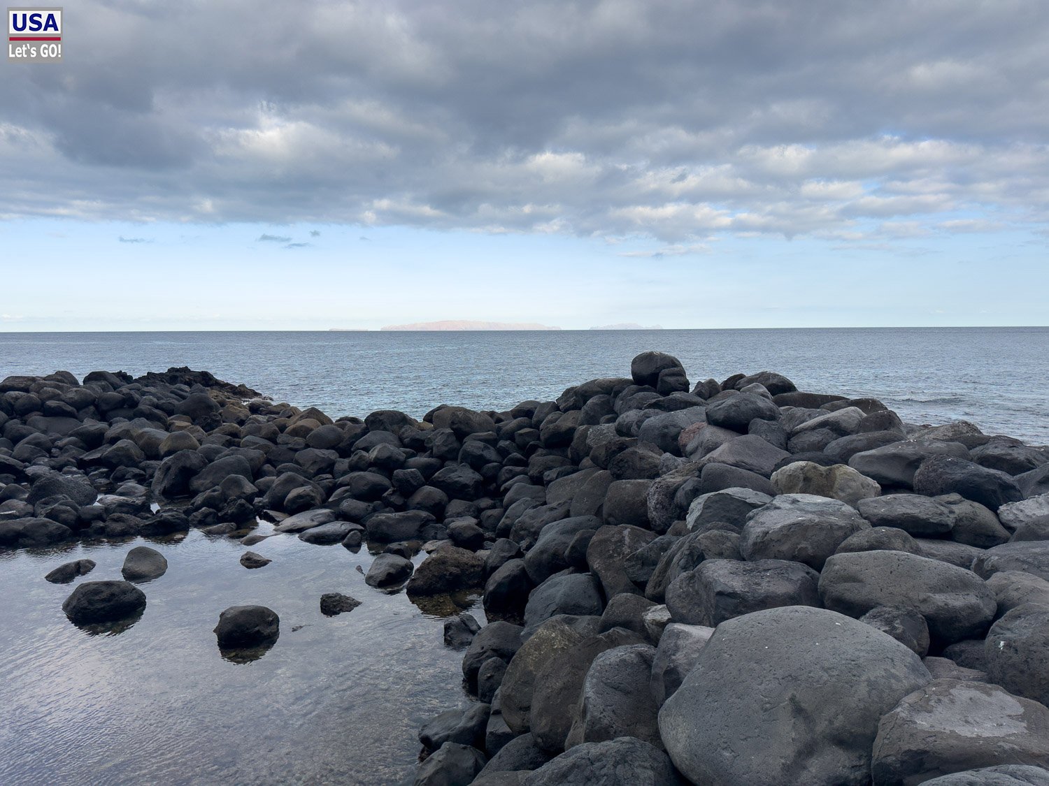 Schwarze Basaltfelsen an der Praia dos Reis Magos