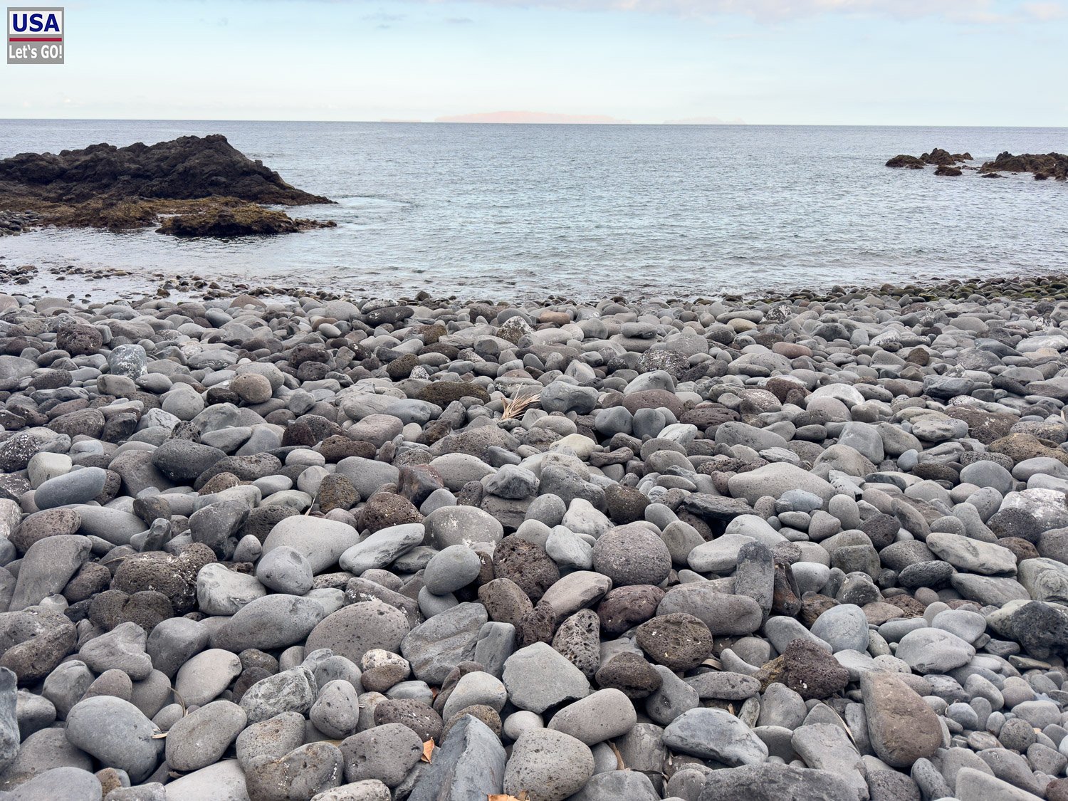 Kieselstrand an der Küste von Caniço