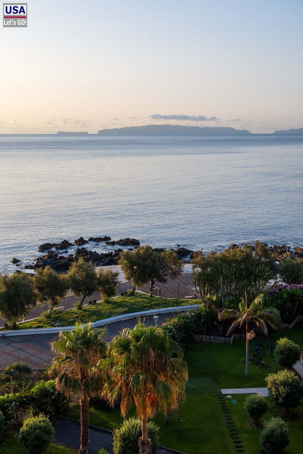 Gartenanlage des Hotels mit Blick aufs Meer