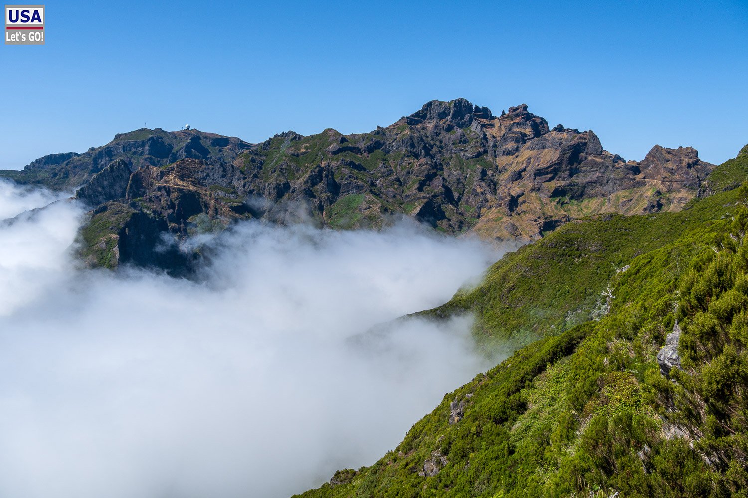 Berggipfel über einem Wolkenmeer auf Madeira