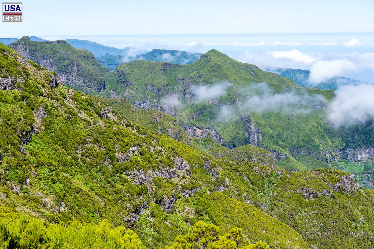 Grüne Bergkämme auf dem Weg zum Pico Ruivo