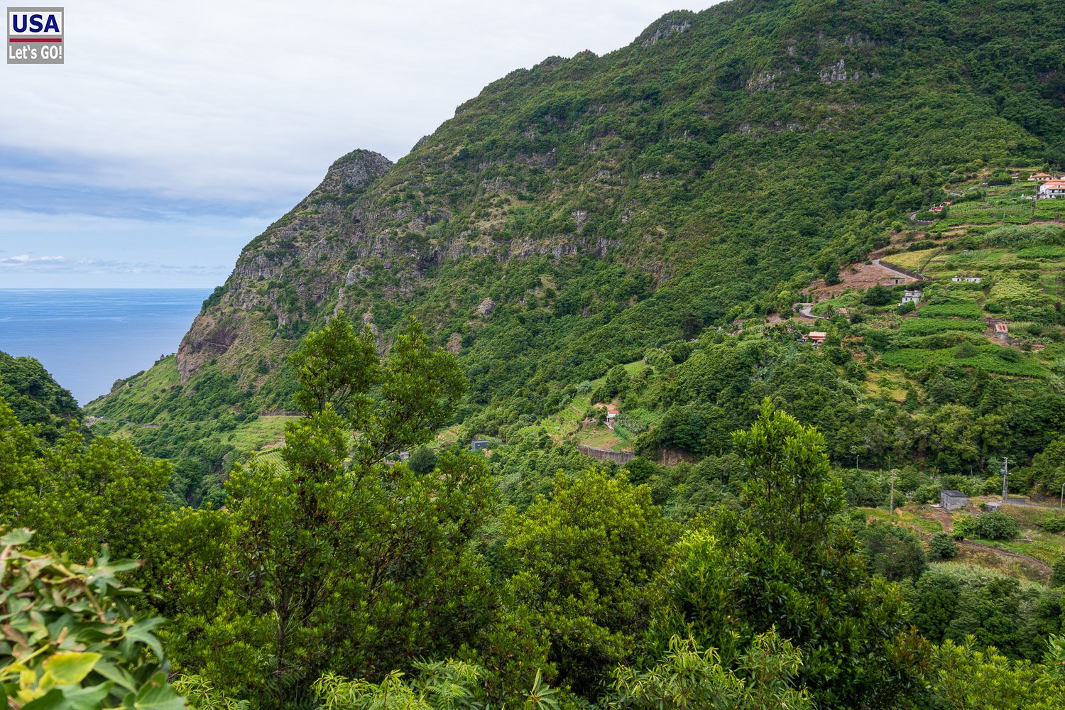 Steile, grüne Hänge an der Nordküste