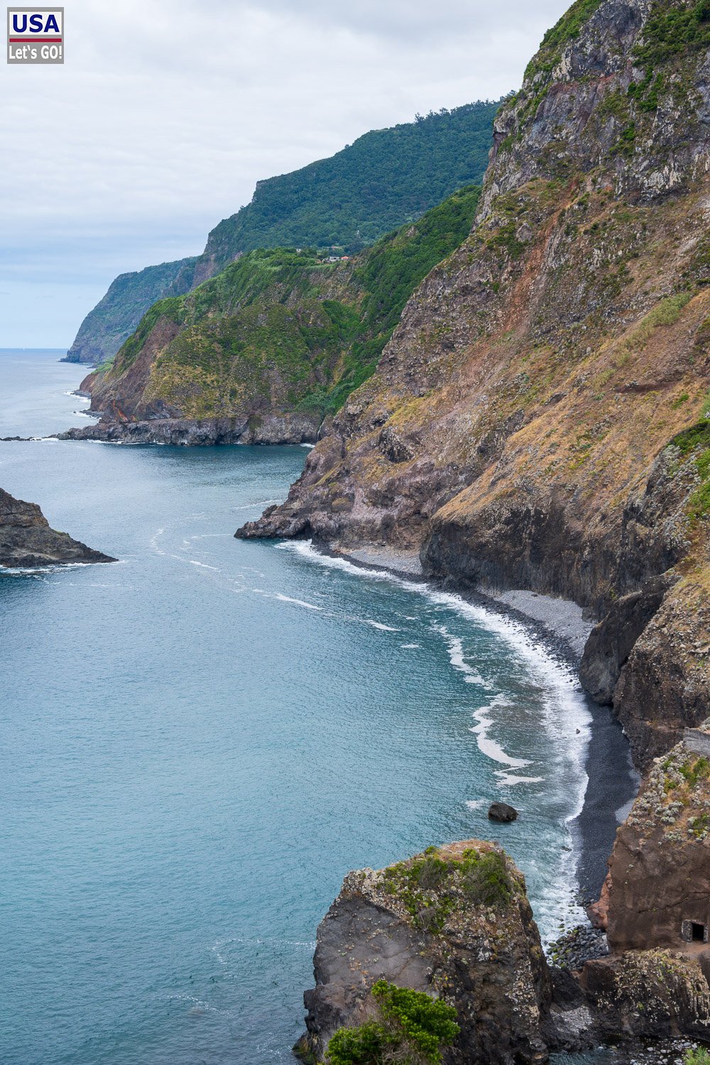 Steilküste und schwarzer Strand vom Miradouro de São Cristóvão