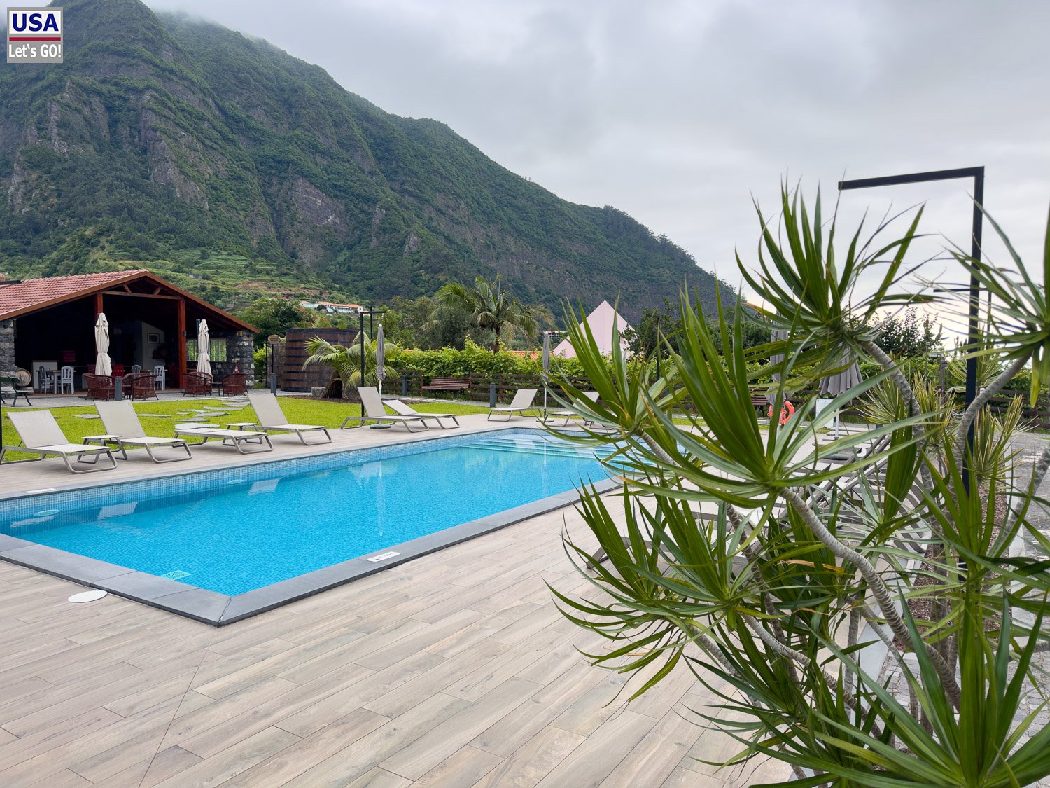 Poolterrasse vor den Bergen bei São Vicente