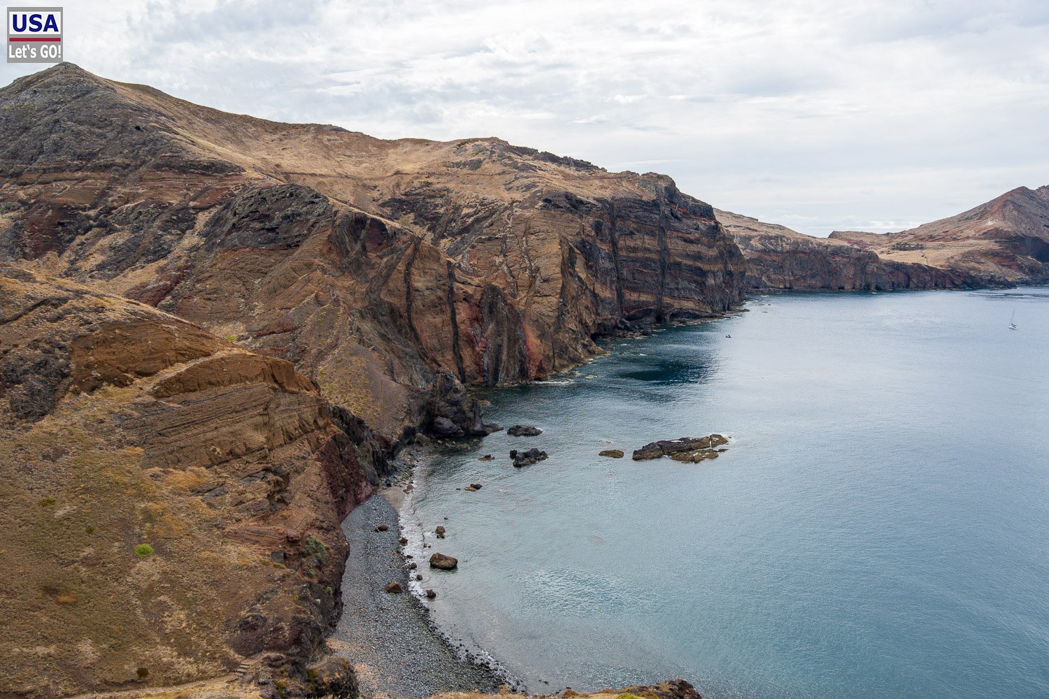 Bucht mit Steilküste an der Ponta de São Lourenço