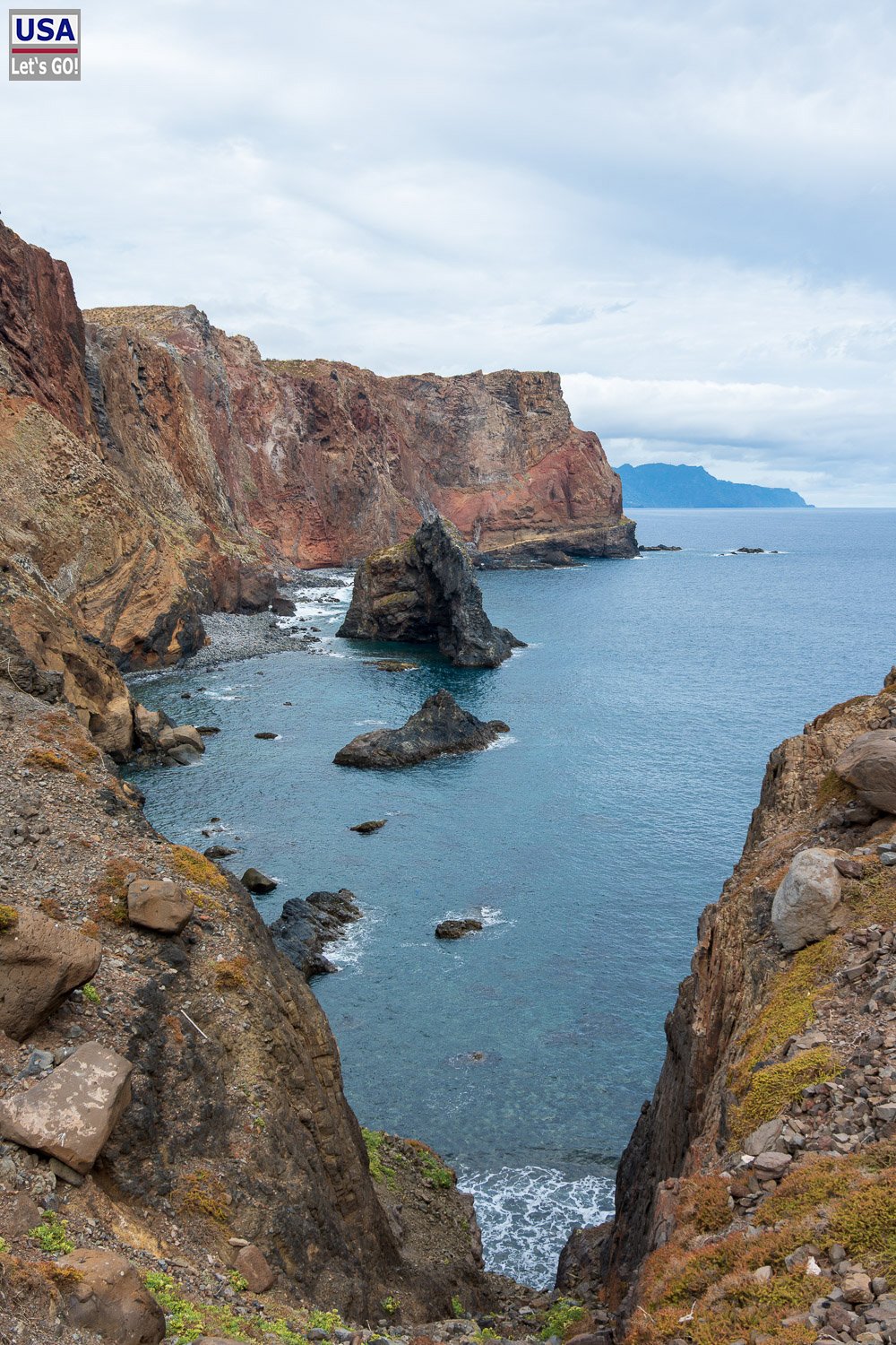 Schlucht und Felsen im Meer an der Ponta de São Lourenço