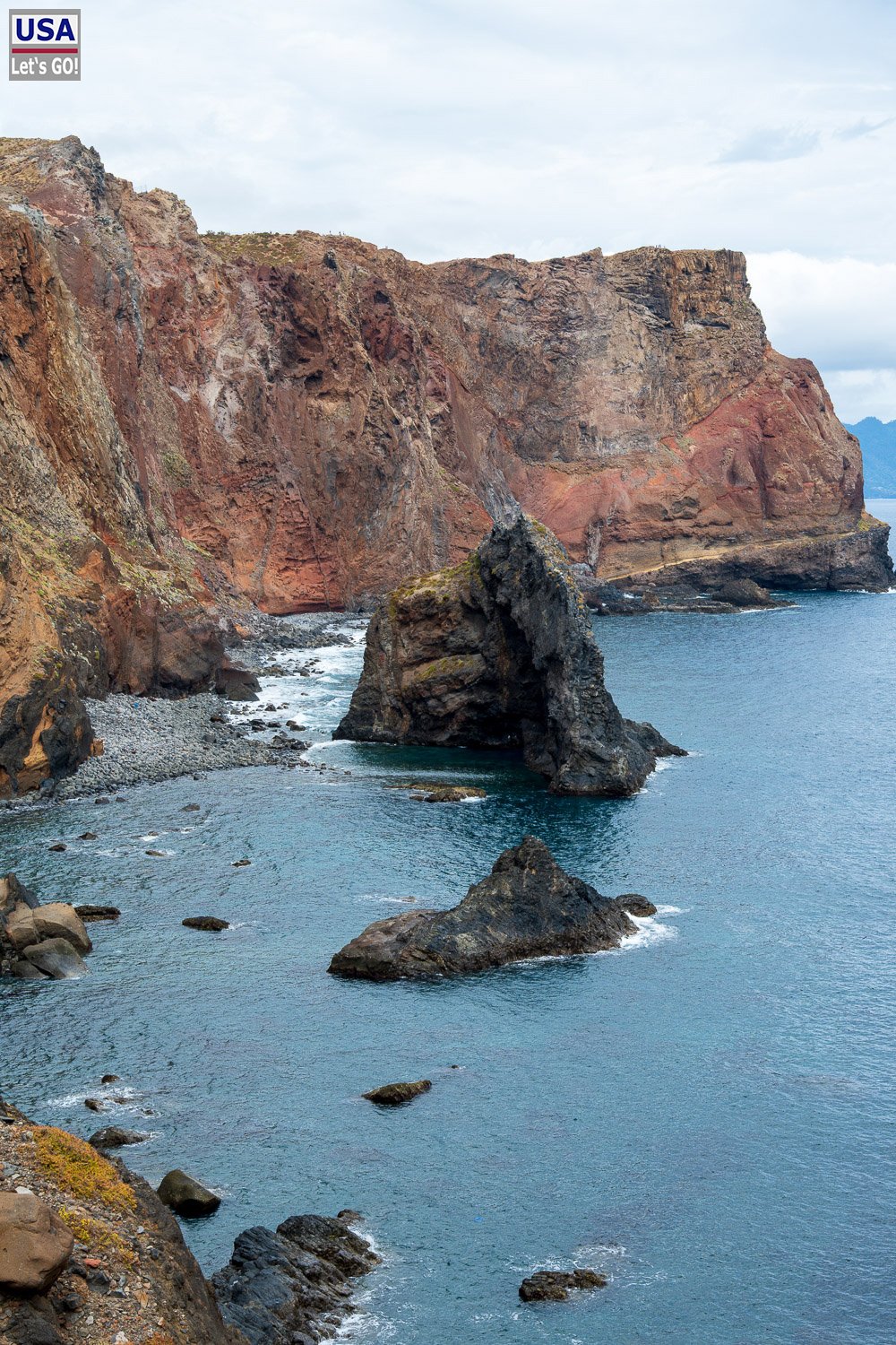 Rote Klippen und Felsnadel vor der Küste