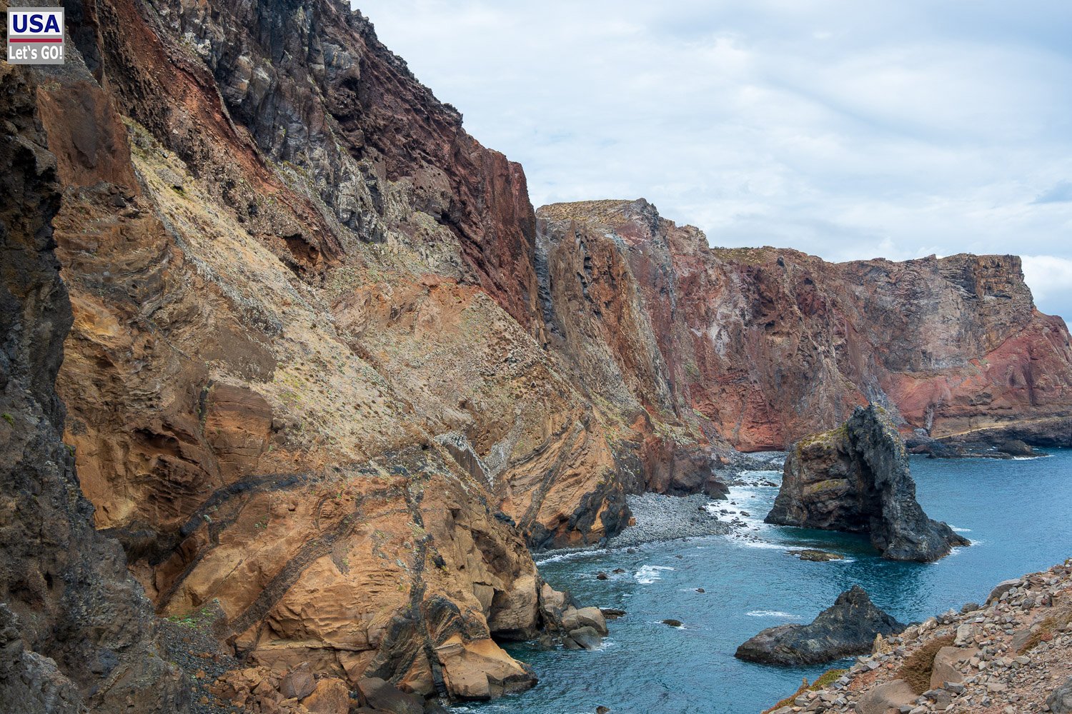 Gefaltete Gesteinsschichten an der Ponta de São Lourenço
